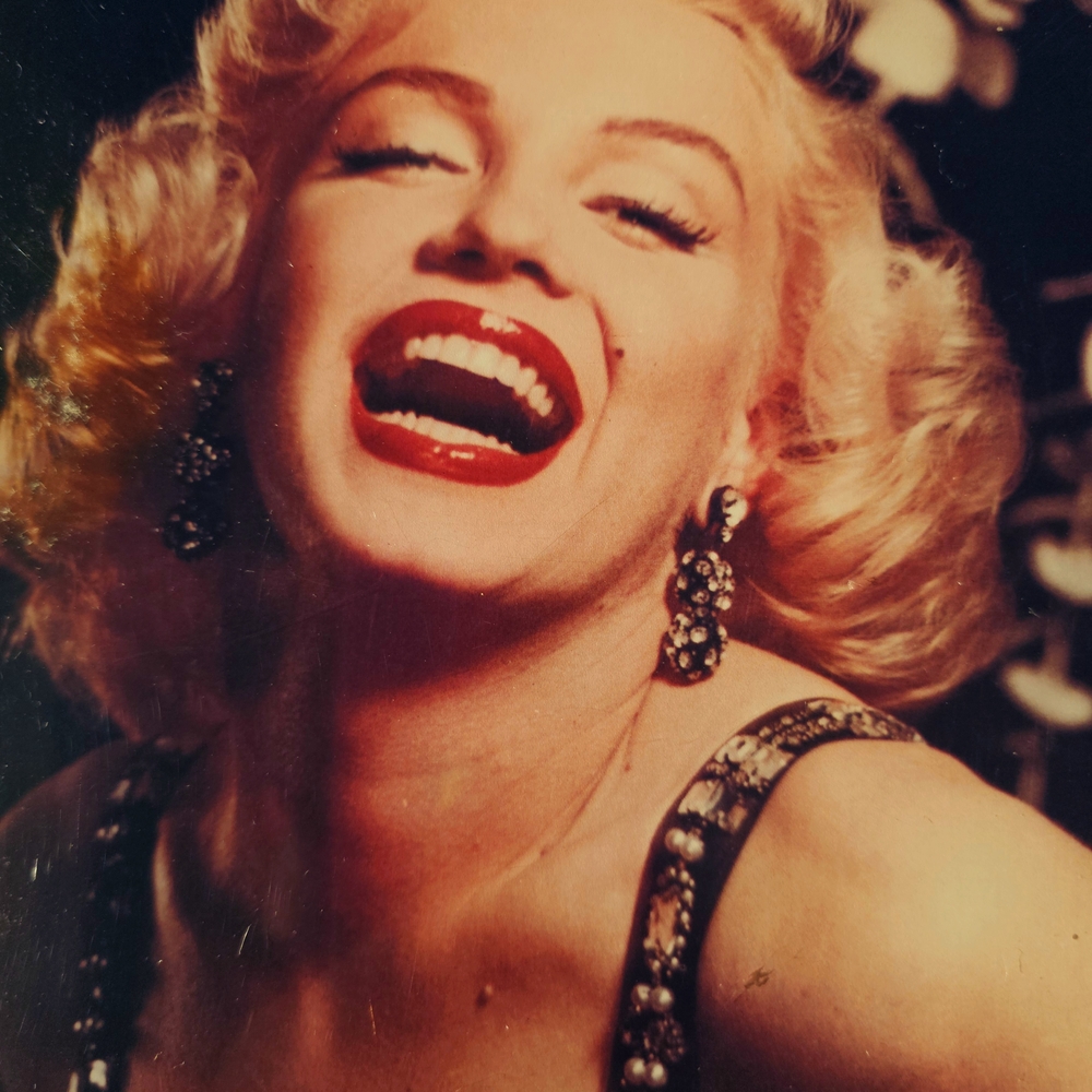 BEAUTIFUL PHOTO OF MARILYN MONROE MOUNTED ON HEAVY WOOD PLAQUE..NAME ENGRAVED